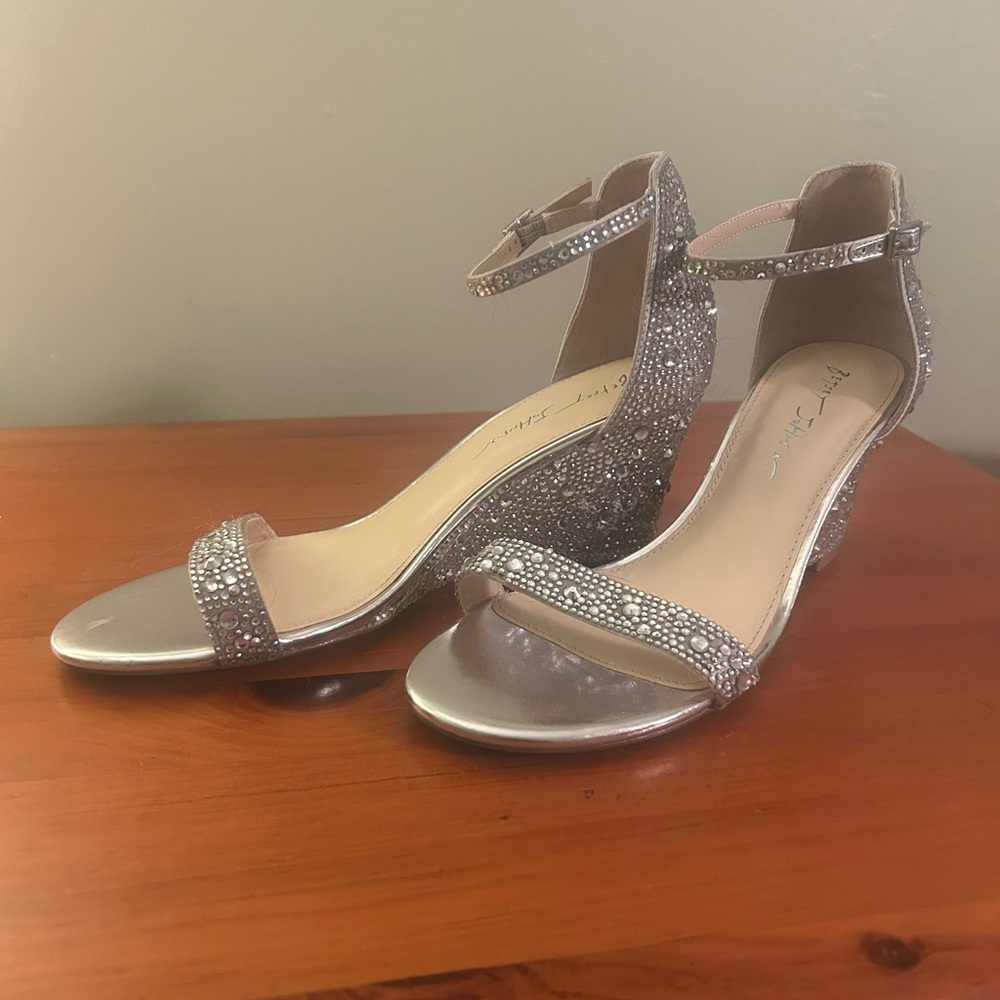 Betsey Johnson Debie Pump.   Silver.  New, never worn.  Size 11. - Picture 3 of 8